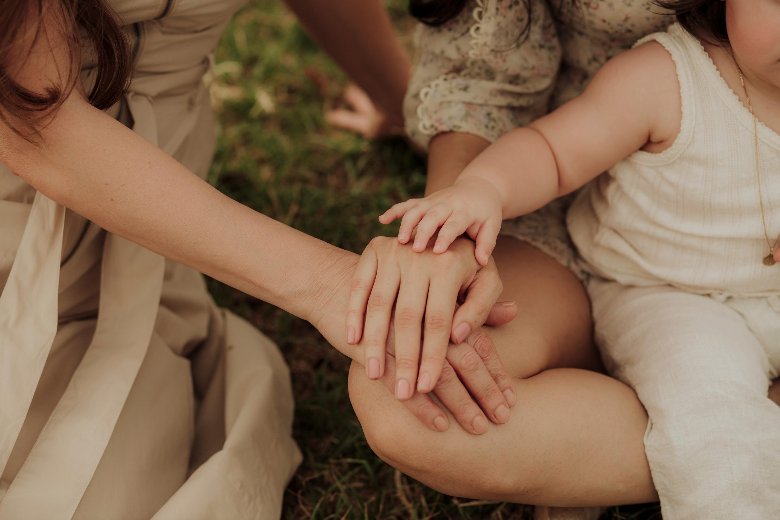 pexels-gerzon-pinata-470468947-32056969 Mains d'une famille