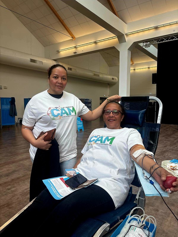 Don du sang Cancer Pédiatrique Bénévoles du Combat de Cam en train de donner son sang