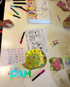 Atelier décoration de pâques avec les enfants atteints de cancer suivi à Gustave Roussy et hébergés à La maison des parents de Villejuif